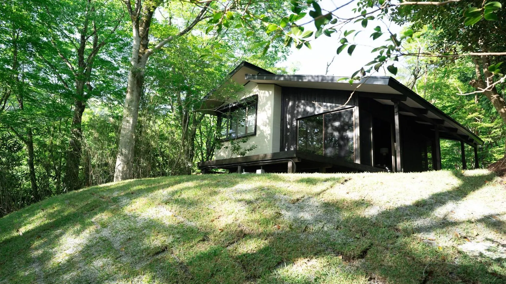 高台の森に佇むモダニズム建築 露天風呂 サウナ 檜風呂 Enn Hakone Villa